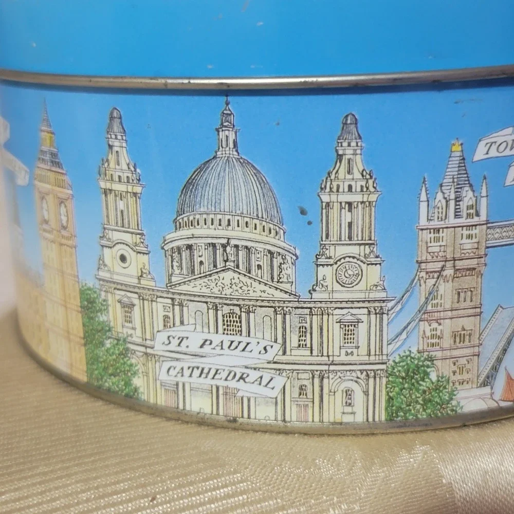 Authentic Vintage Bentley's of London Tin Famous London Landmarks 5.5